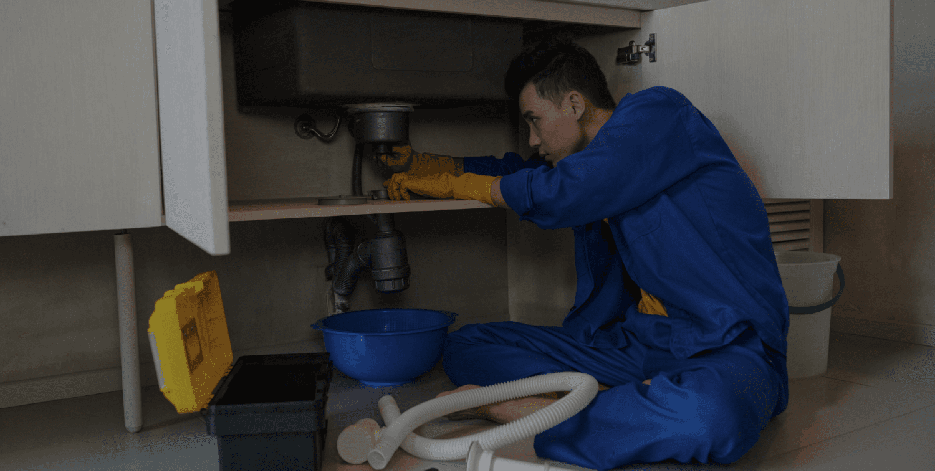 Tenaga profesional HomeWorkers sedang memperbaiki rumah